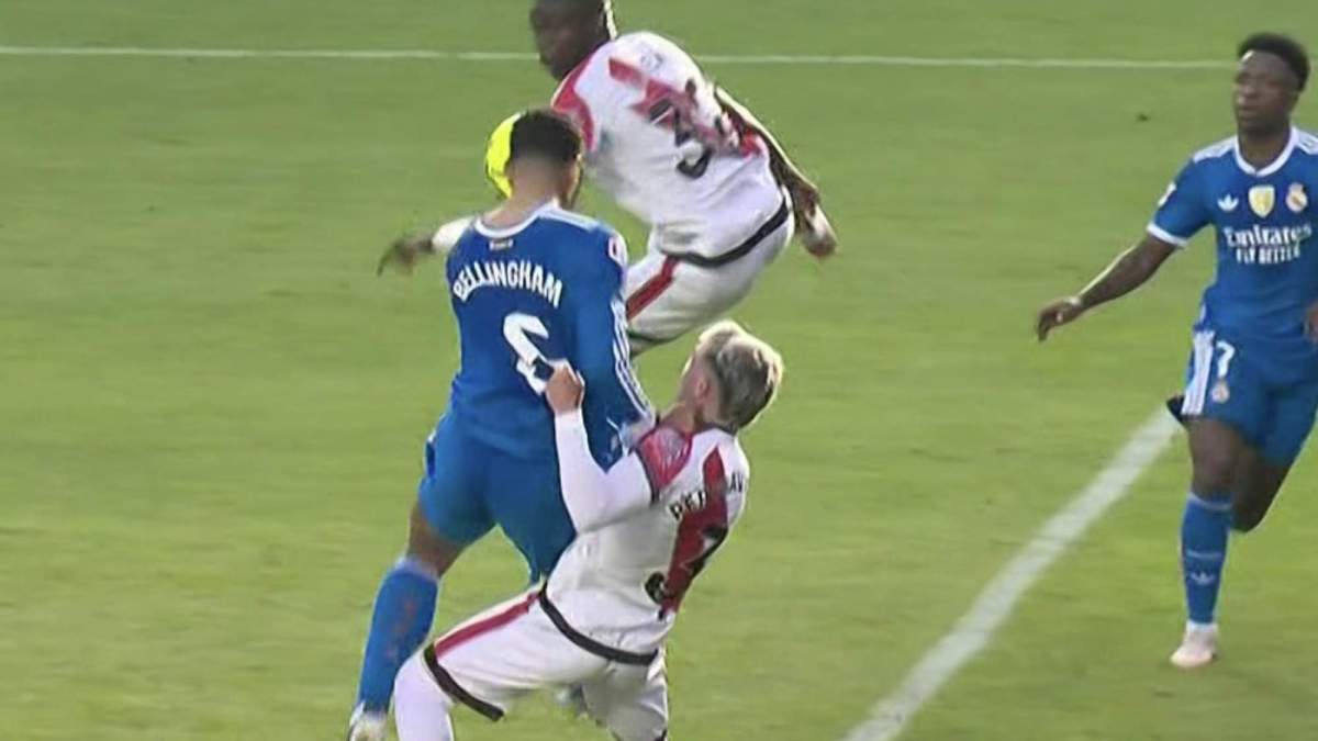 El agarrón claro sobre Jude Bellingham El agarrón claro sobre Jude Bellingham