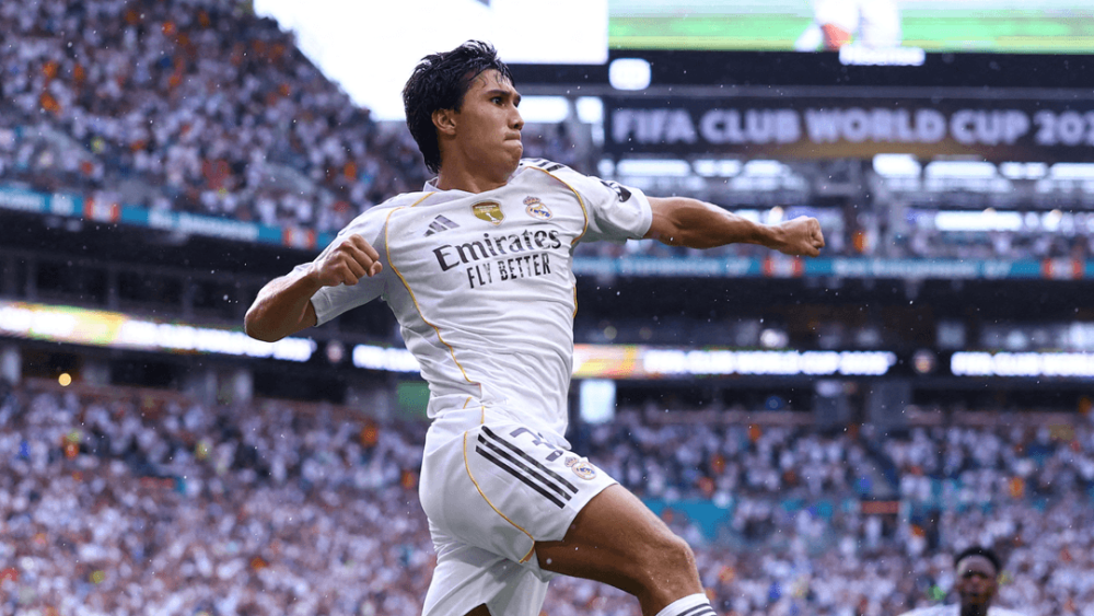 Gonzalo García celebrando un gol con el Real Madrid.