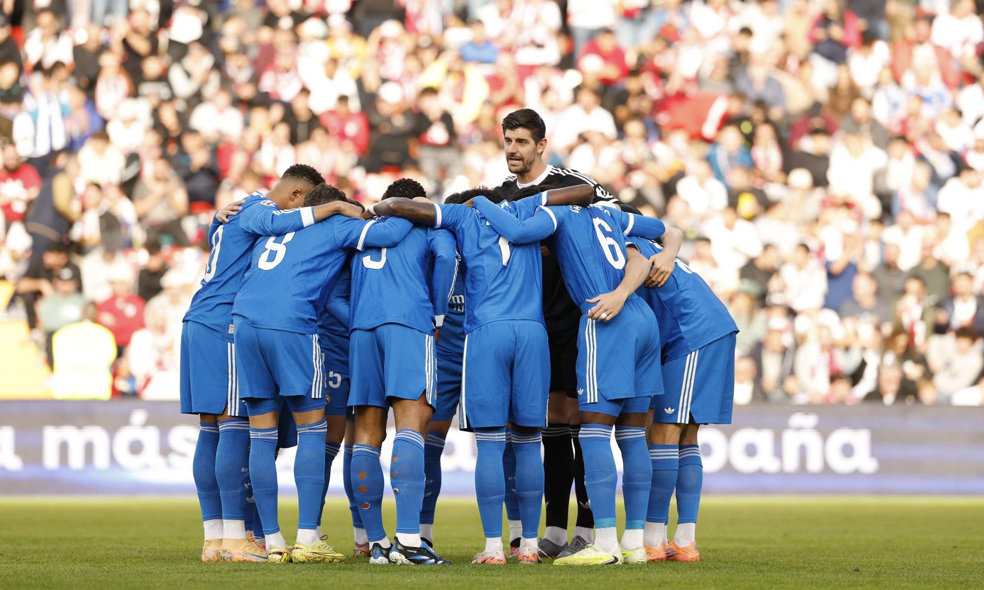 Jugadores del Real Madrid hablando antes del partido.