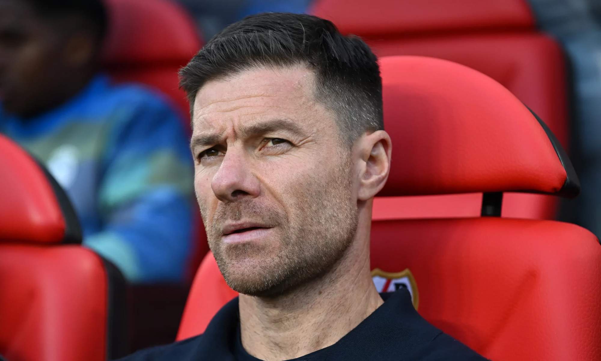 Xabi Alonso sentado en el banquillo del Real Madrid en Vallecas. 