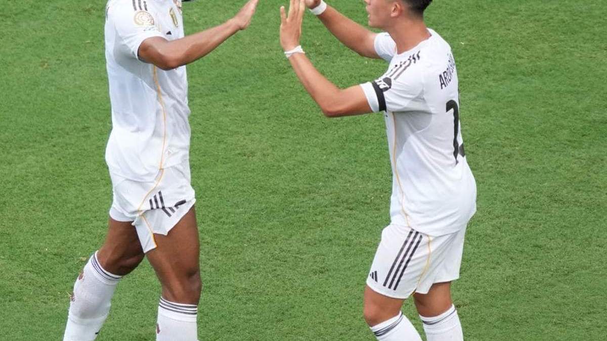Jude Bellingham y Arda Güler en un partido del Real Madrid.