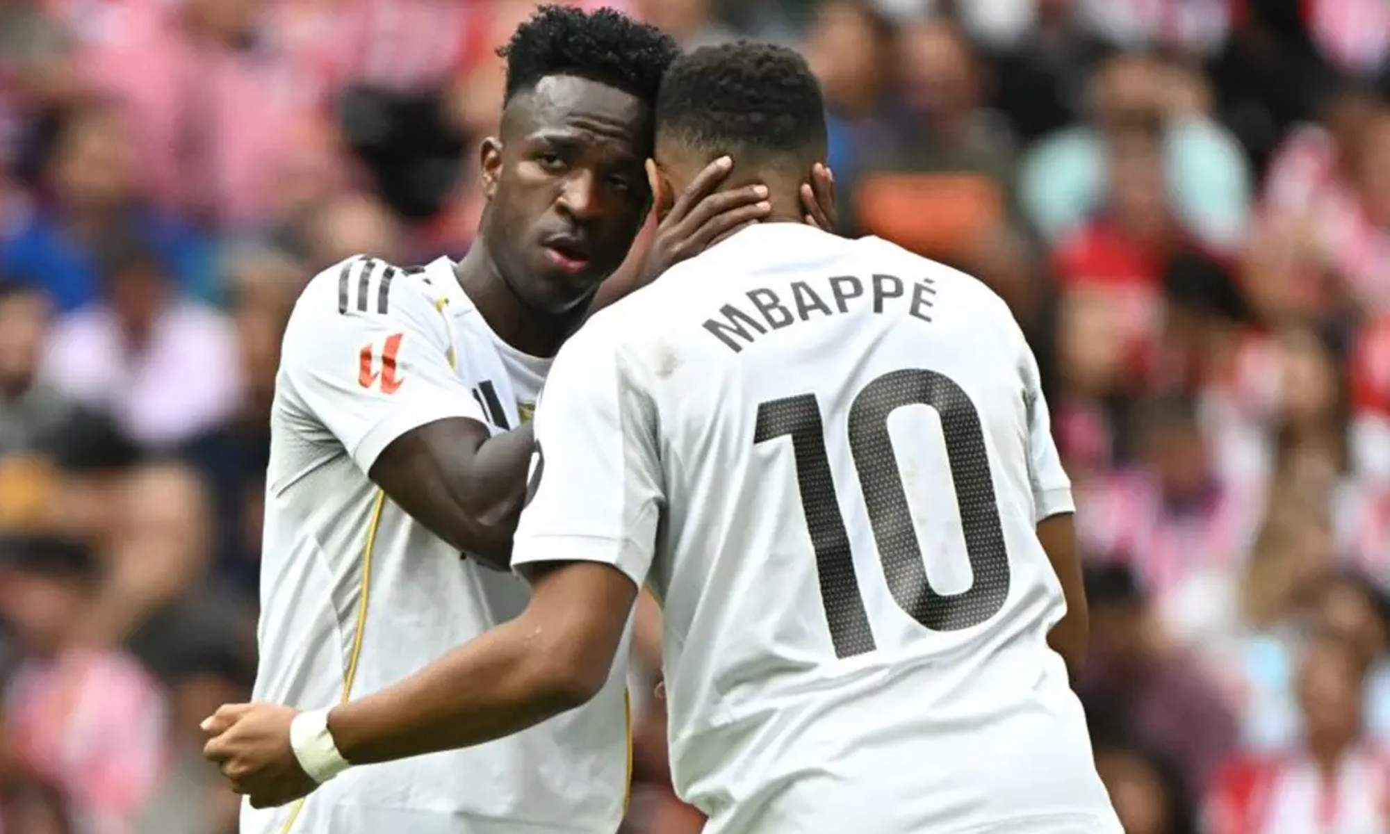 Vinícius Júnior y Kylian Mbappé jugando un partido con el Real Madrid.