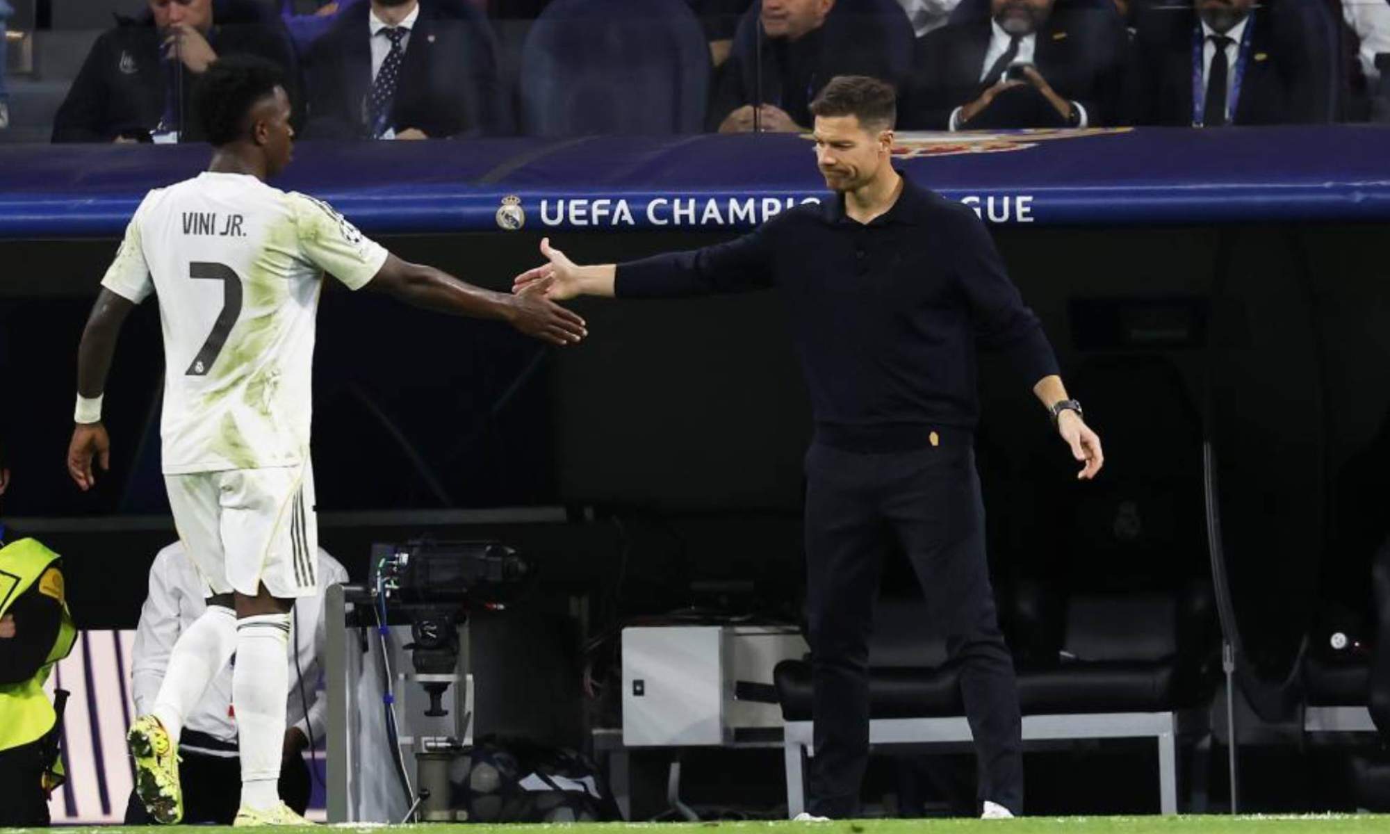 Vinicius Junior choca la mano de Xabi Alonso, durante un partido de Champions de esta temporada.