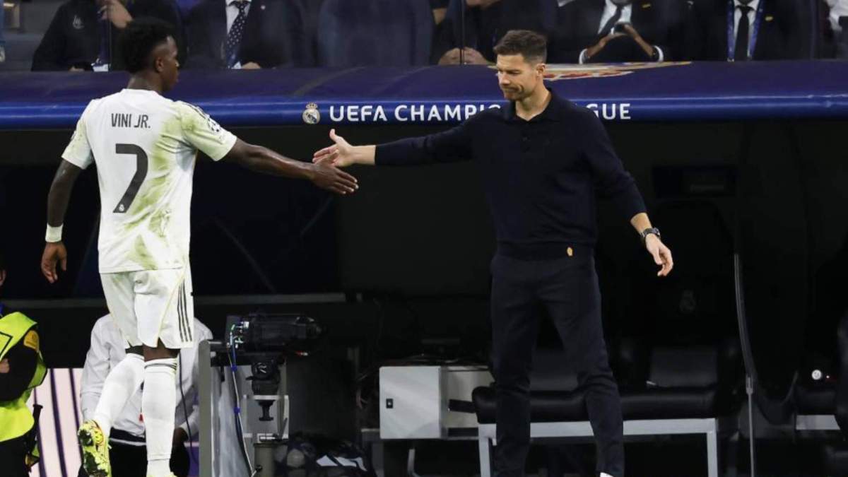 Vinicius Junior choca la mano de Xabi Alonso, durante un partido de Champions de esta temporada.