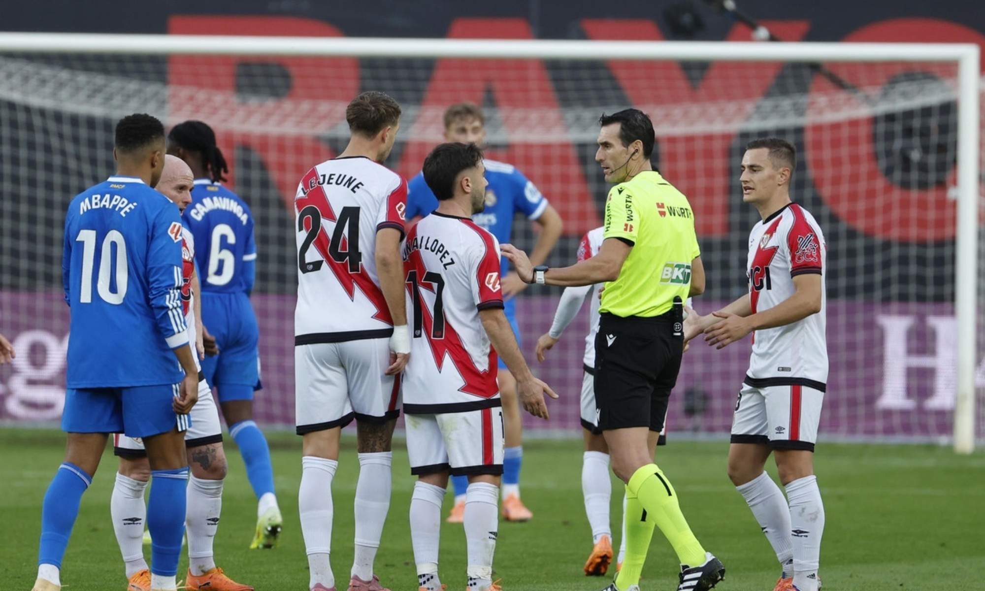 Juan Martínez Munuera se encargó de impartir justicia en el partido del Real Madrid en Vallecas ante el Rayo.