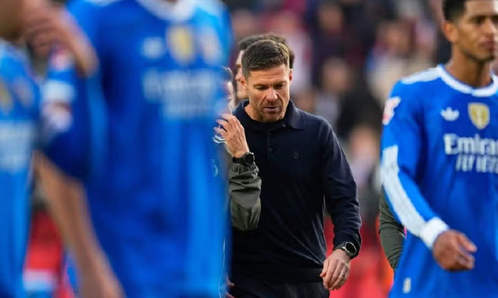 Xabi con jugadores del Madrid decepcionados