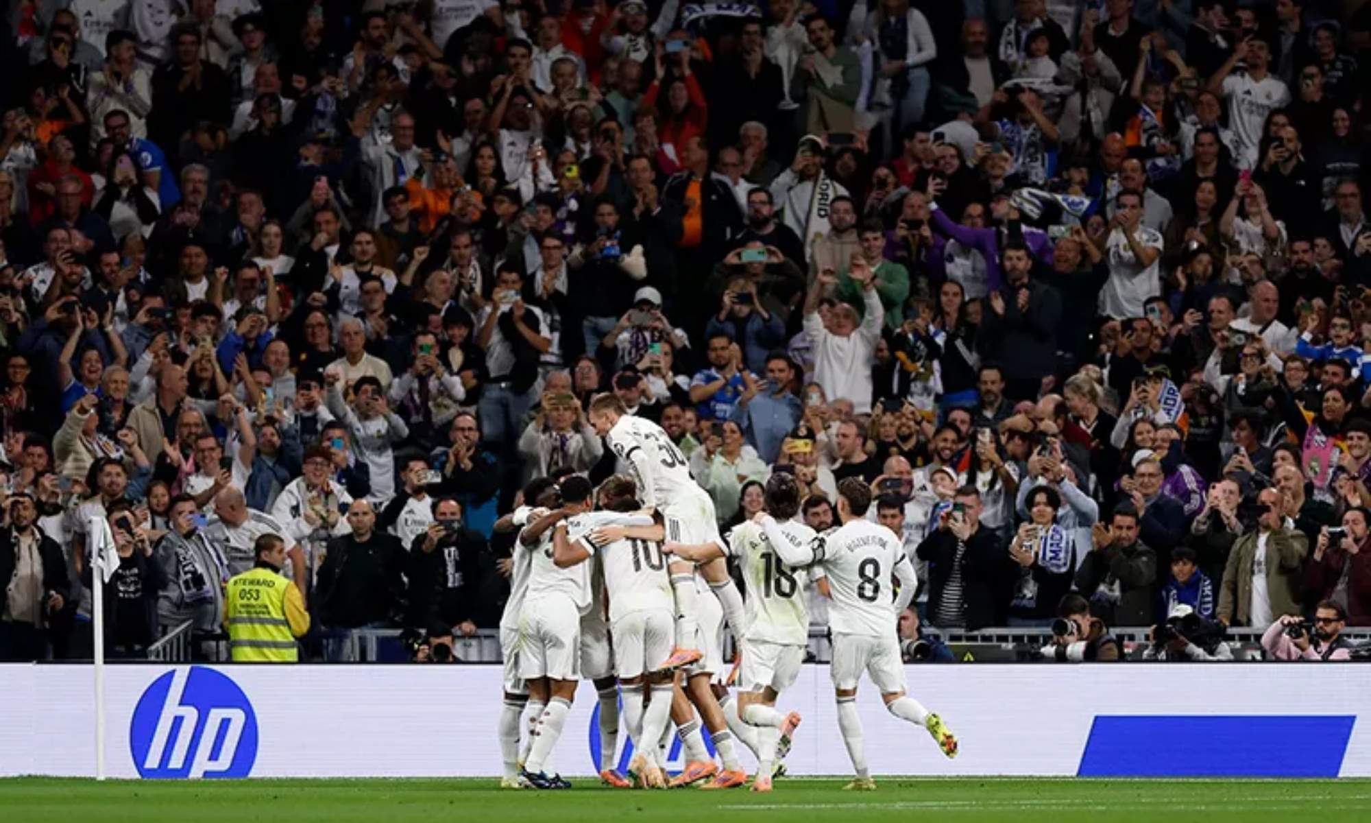 Los jugadores del Real Madrid, celebrando un gol durante un partido de esta temporada en el Santiago Bernabéu.