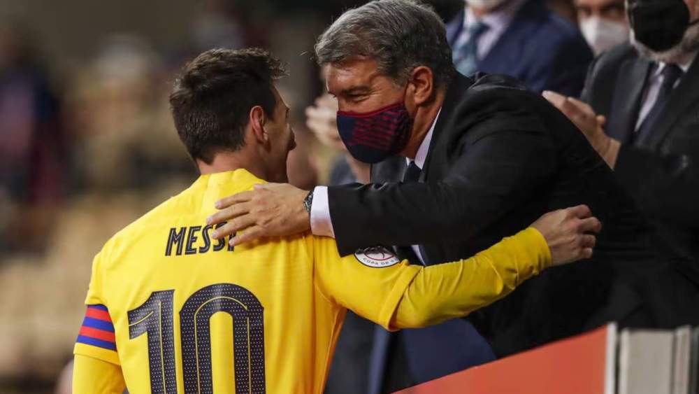 Leo Messi y Joan Laporta, saludándose después de un partido del Barça en 2021.