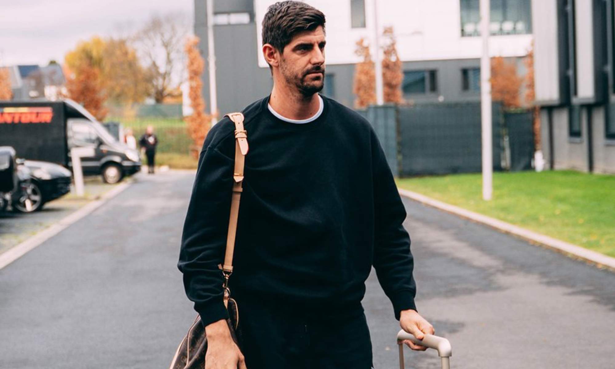 Thibaut Courtois, llegando esta tarde a la concentración de la Selección belga.