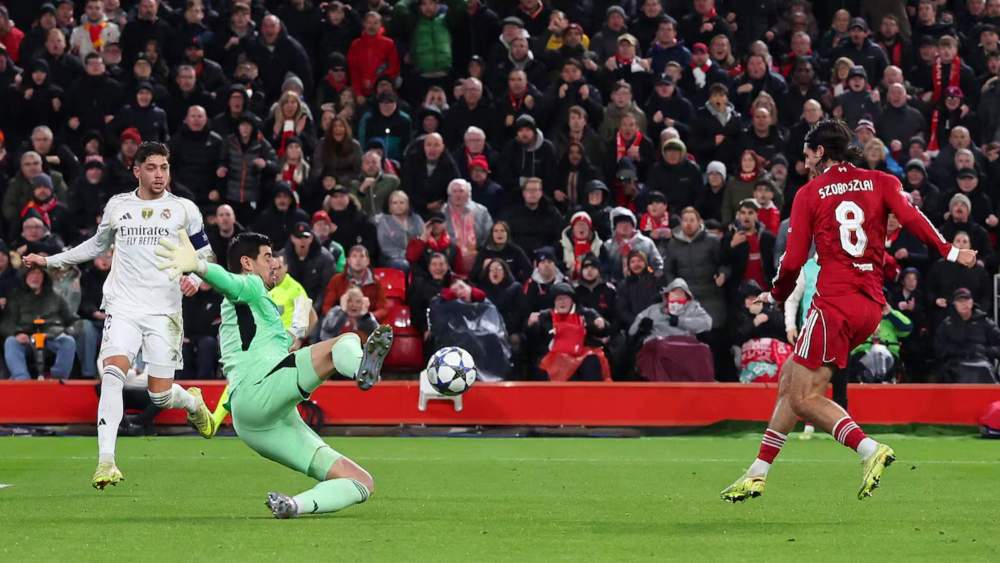 Thibaut Courtois, realizándole una parada providencial a Dominik Szoboszlai, en el duelo contra el Liverpool de la semana pasada en Anfield.