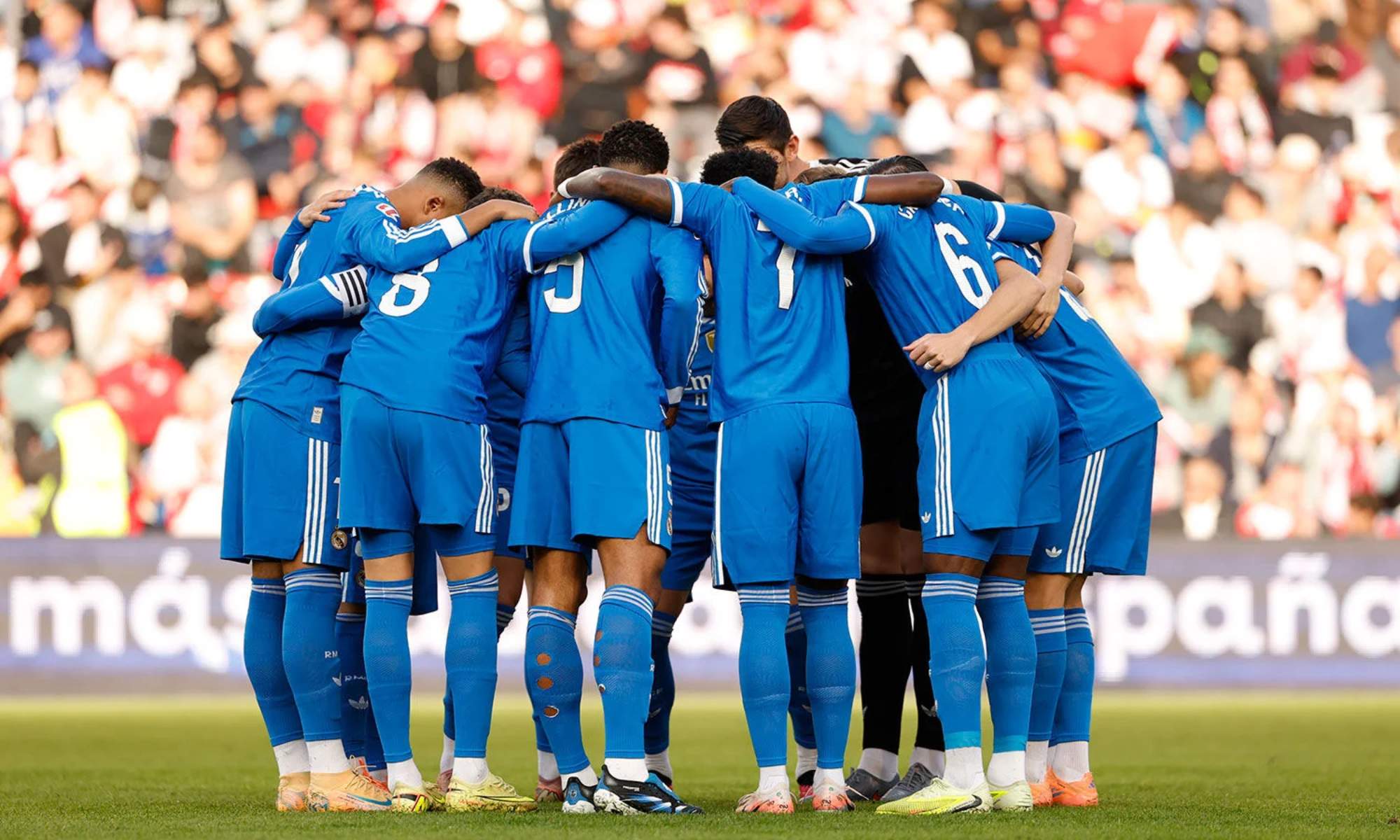 Los jugadores del Real Madrid se conjuran antes del partido del domingo pasado en Vallecas frente al Rayo.