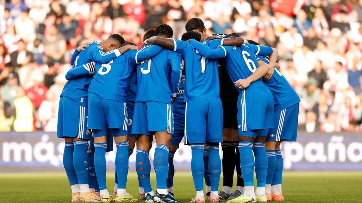 Los jugadores del Real Madrid se conjuran antes del partido en Vallecas frente al Rayo.