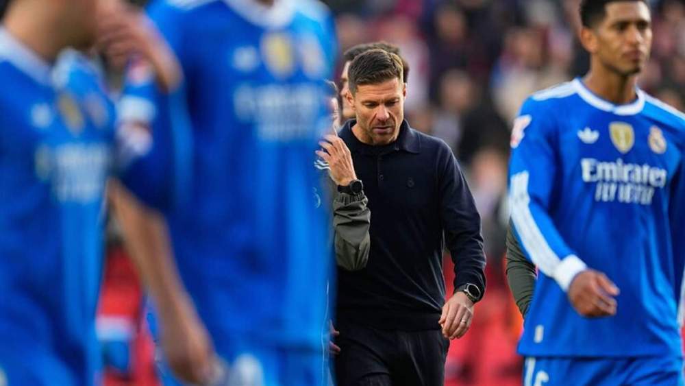 Xabi Alonso, en el partido contra el Rayo, hablando con su segundo de a bordo, Sebastián Parrilla.
