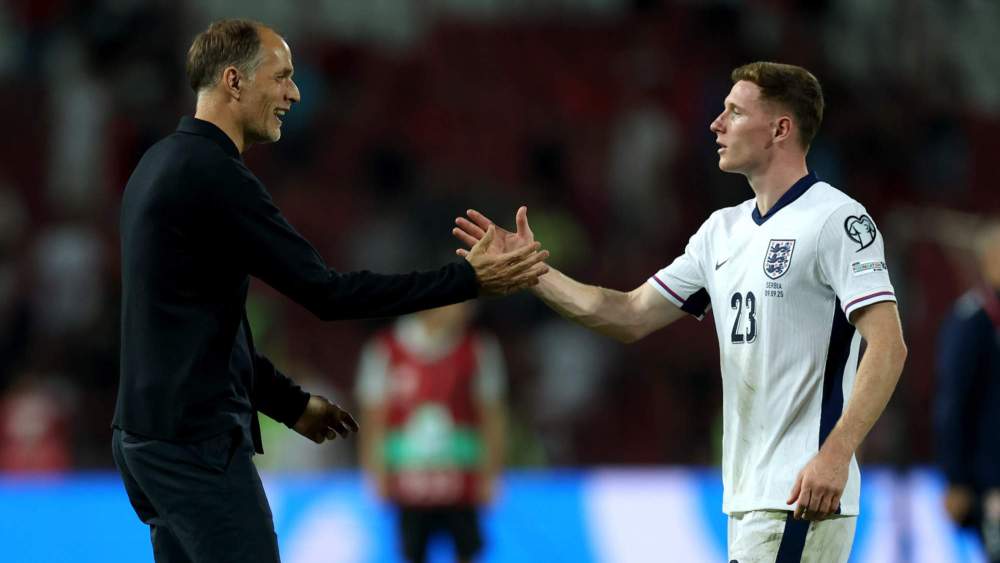 Elliot Anderson, chocándose la mano con Thomas Tuchel tras un partido reciente de la Selección inglesa. Elliot Anderson, chocándose la mano con Thomas Tuchel tras un partido reciente de la Selección inglesa.