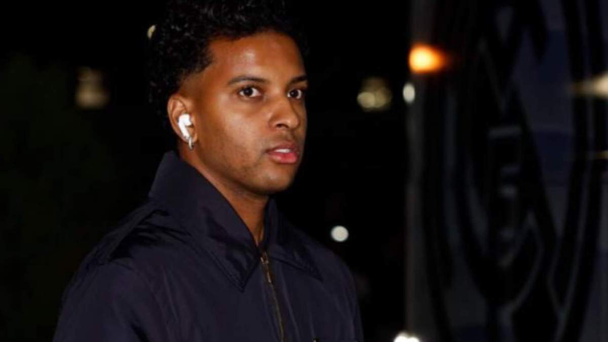 Rodrygo Goes antes de subirse al autobús del Real Madrid en Liverpool