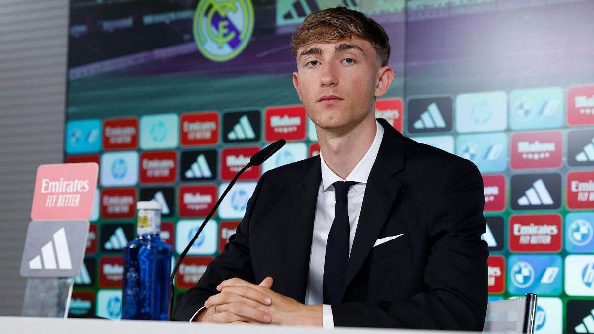 Dean Huijsen durante su presentación