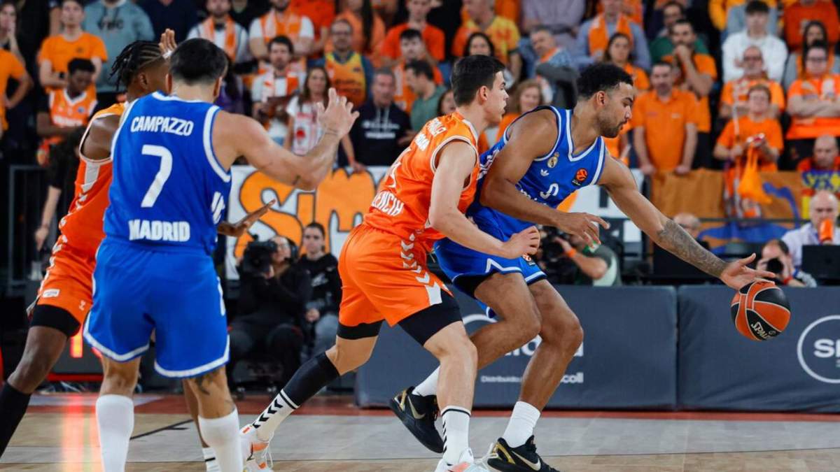 Trey Lyles, controlando una pelota en el partido de esta noche en el Puig Arena entre el Valencia Basket y el Real Madrid. Trey Lyles, controlando una pelota en el partido de esta noche en el Puig Arena entre el Valencia Basket y el Real Madrid.