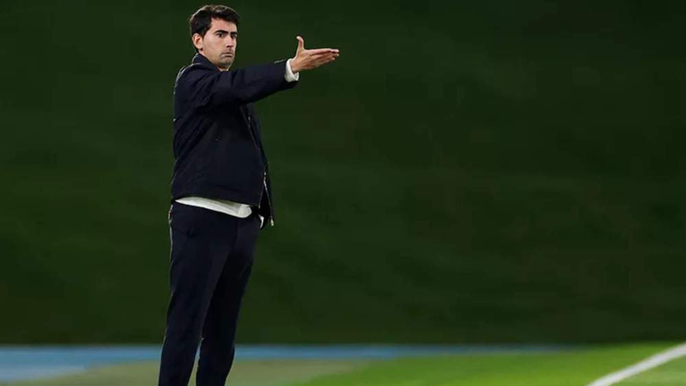 Pau Quesada, dando órdenes a sus futbolistas durante el encuentro de esta noche.