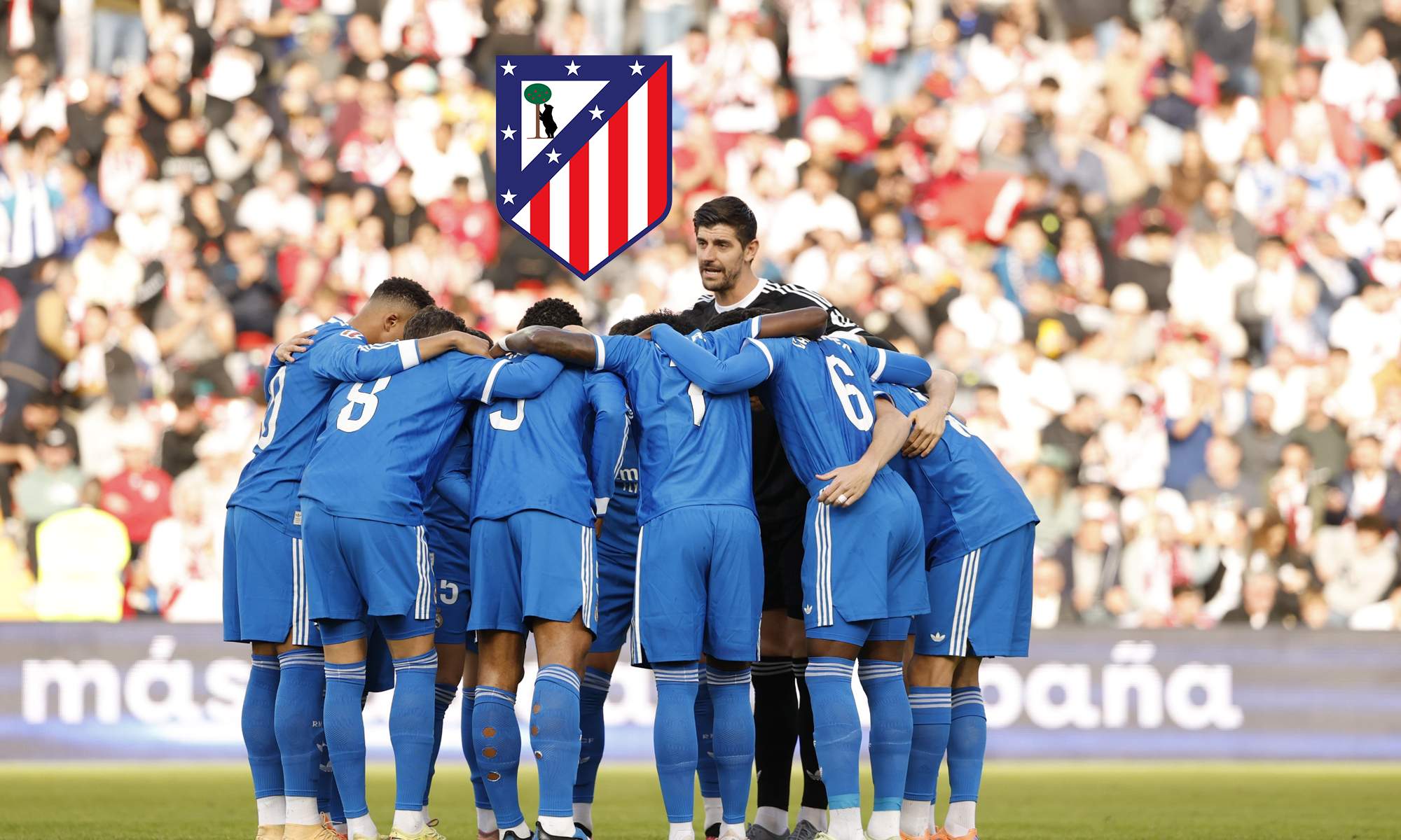Jugadores del Real Madrid y el escudo del Atlético de Madrid. 