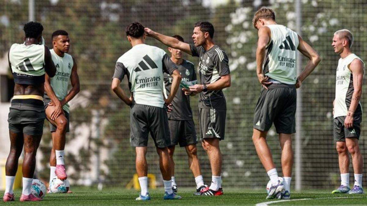 Xabi Alonso dando indicaciones en un entrenamiento del Real Madrid.
