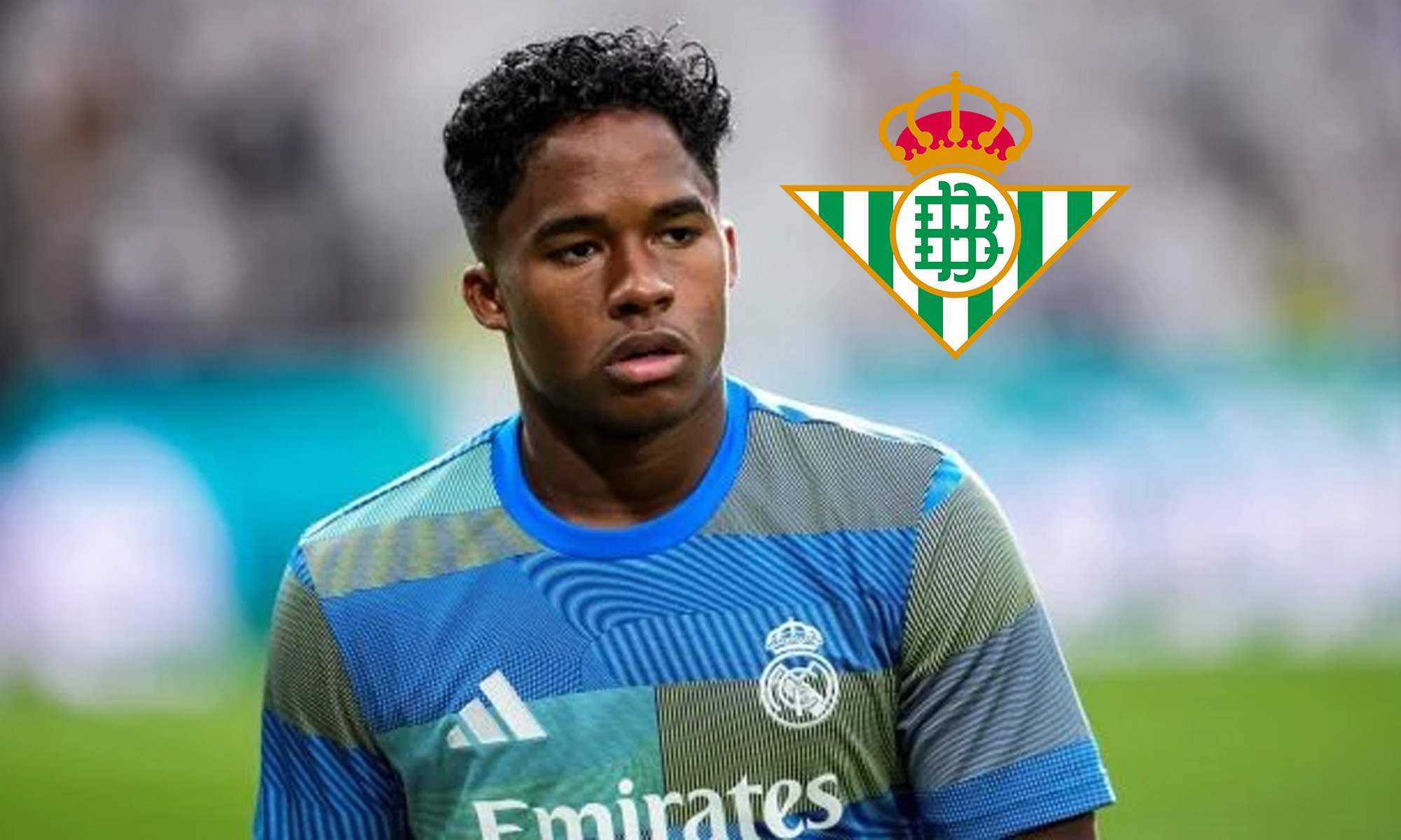 Endrick durante un calentamiento del Real Madrid y el escudo del Betis. 