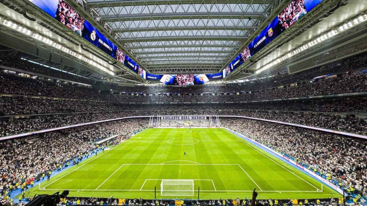 Santiago Bernabéu lleno durante un partido del Real Madrid.