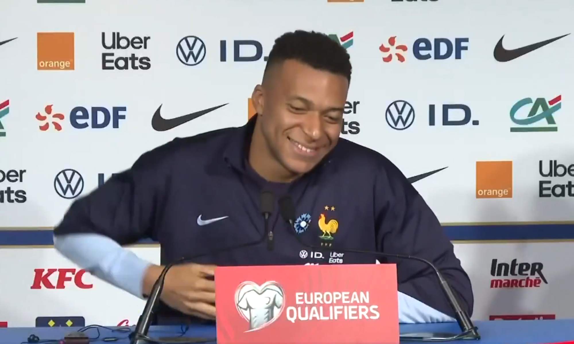 Kylian Mbappé hablando en rueda de prensa con la Selección Francesa. 