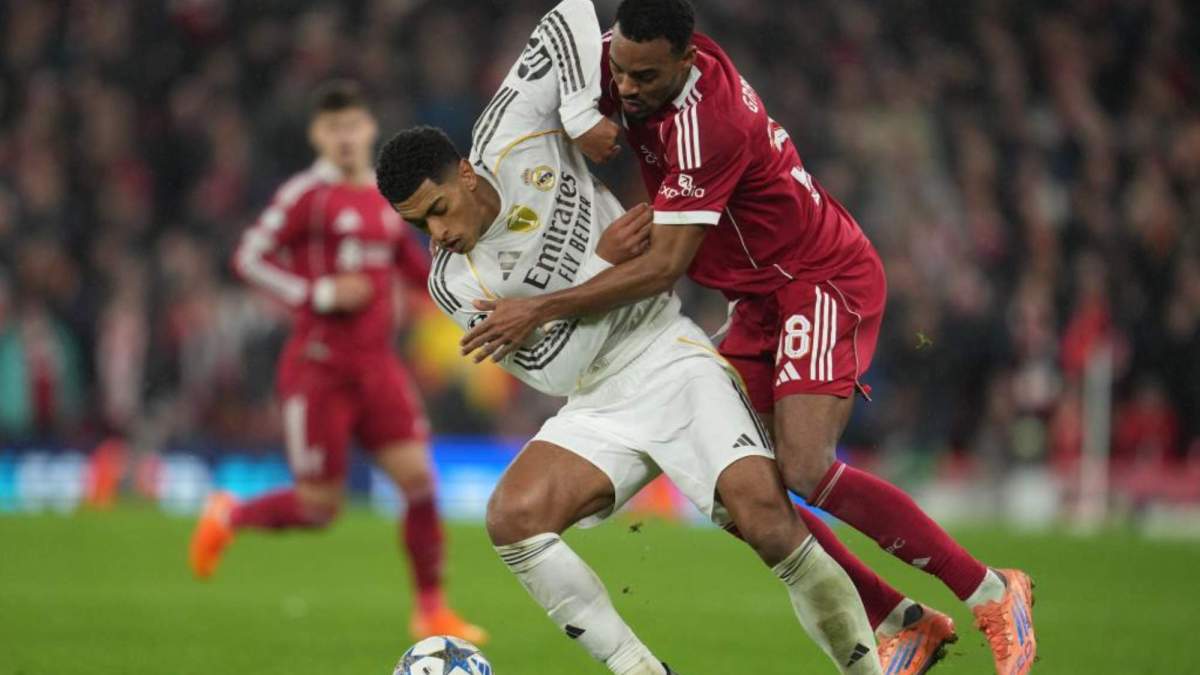 Ryan Gravenberch, persiguiendo a Jude Bellingham, durante el encuentro entre el Liverpool y el Real Madrid de la pasada semana en Anfield. Ryan Gravenberch, persiguiendo a Jude Bellingham, durante el encuentro entre el Liverpool y el Real Madrid de la pasada semana en Anfield.