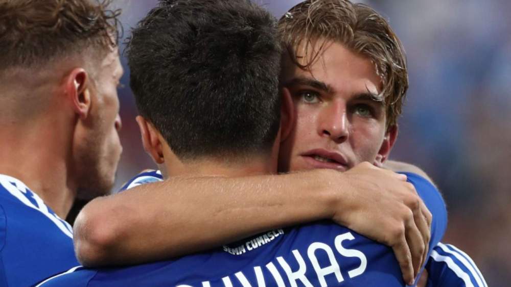 Nico Paz, abrazándose con Anastasios Douvikas durante un partido del Como en este curso. 