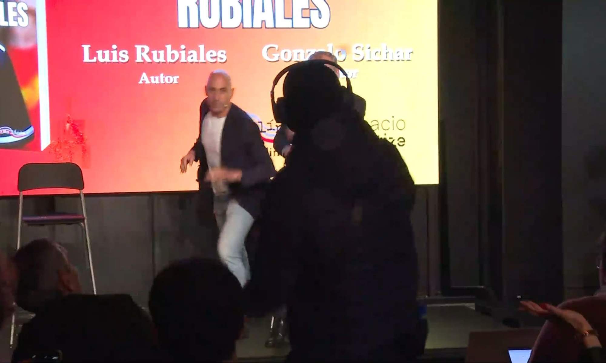 Luis Rubiales ha sufrido un lanzamiento de huevos por parte de un asistente a la presentación de su nuevo libro.