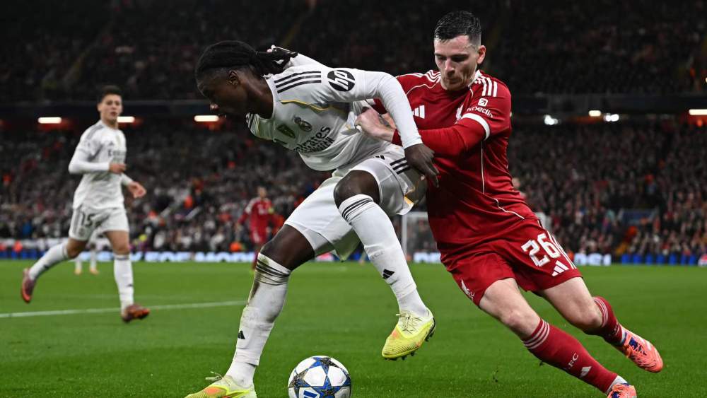 Eduardo Camavinga, protegiendo el balón ante la presión de Andrew Robertson, en el partido de la semana pasada en Anfield ante el Liverpool.
