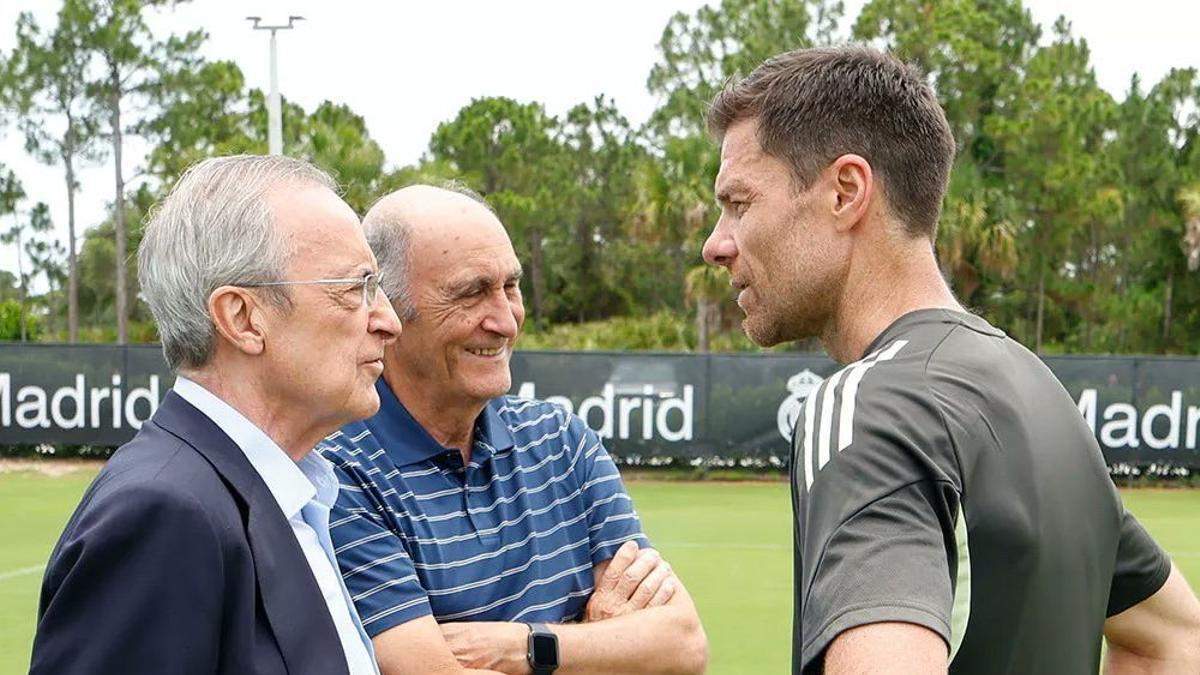 Florentino Pérez hablando con Xabi Alonso.