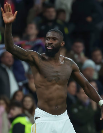 Antonio Rüdiger después de dar su camiseta a un aficionado del Real Madrid.