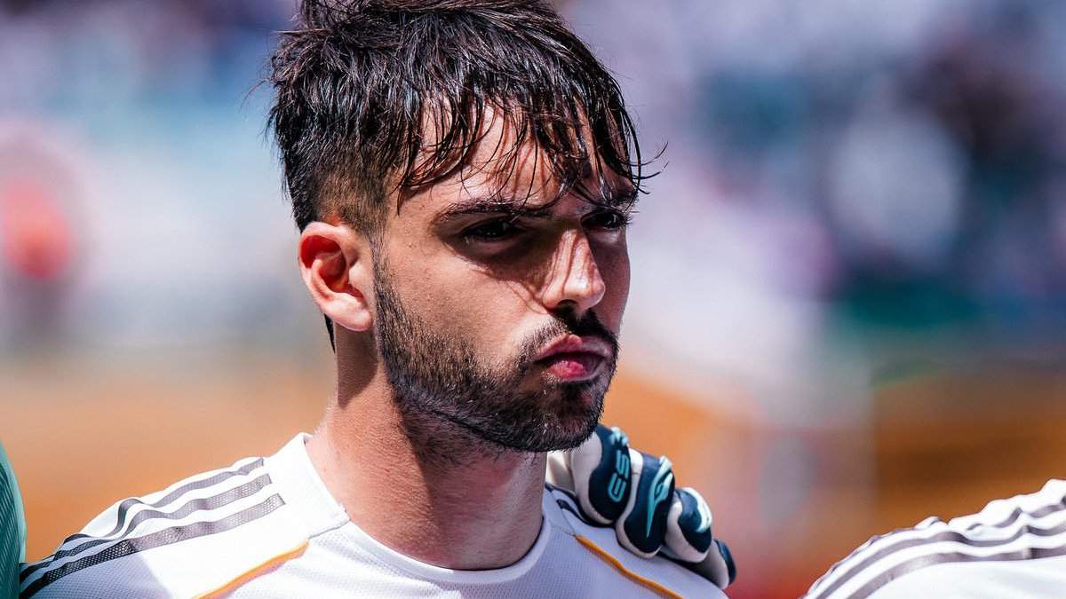 Raúl Asencio en un partido del Real Madrid. Raúl Asencio en un partido del Real Madrid.