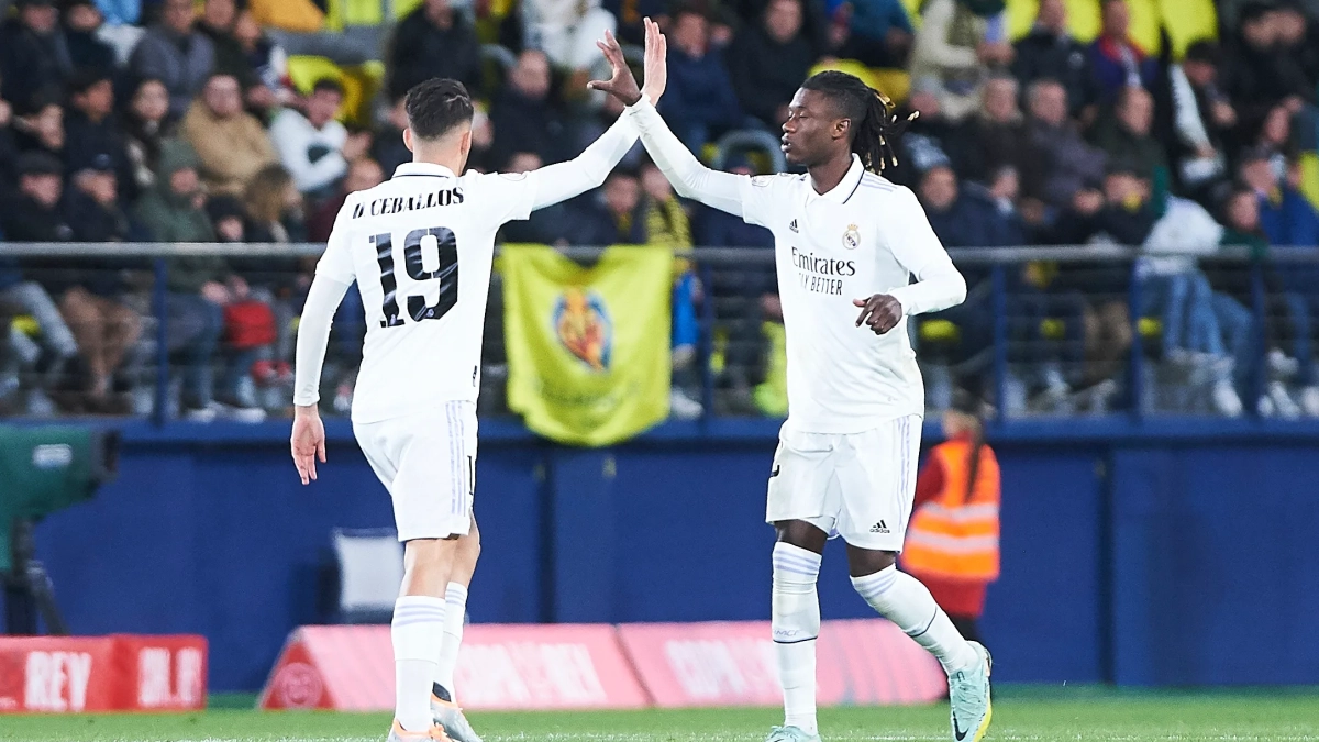 Dani Ceballos y Eduardo Camavinga jugando un partido del Real Madrid.