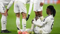Eduardo Camavinga sentado en el suelo durante un partido. Eduardo Camavinga sentado en el suelo durante un partido.
