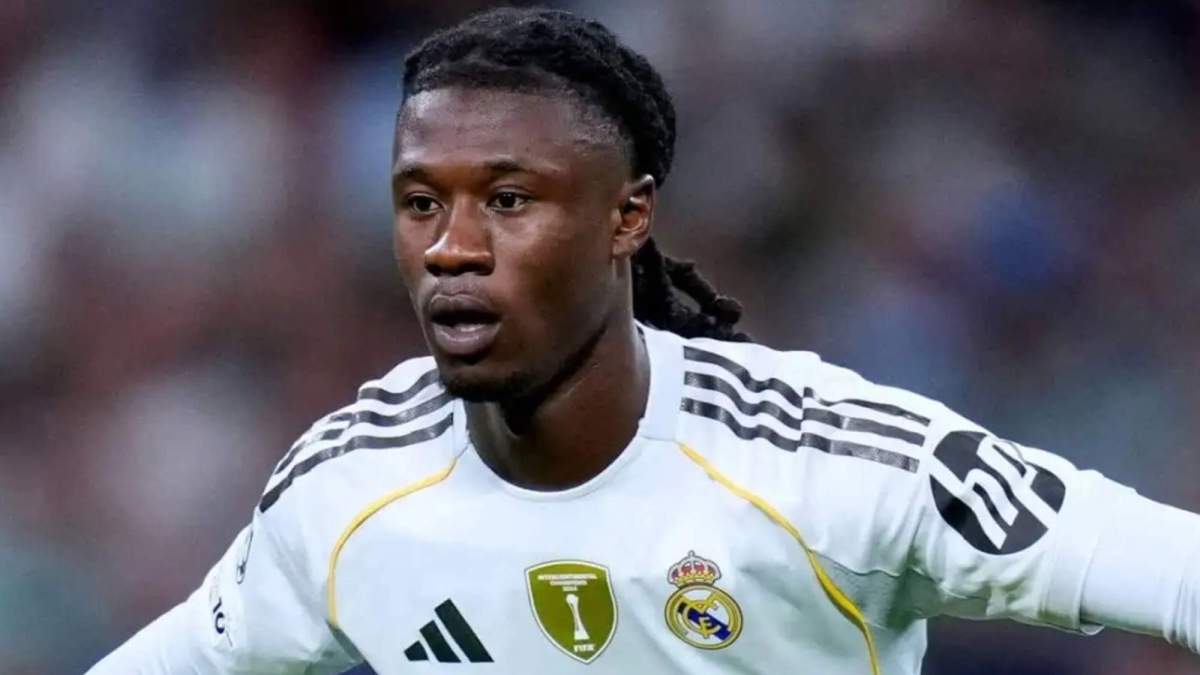 Eduardo Camavinga disputando un partido con el Real Madrid.
