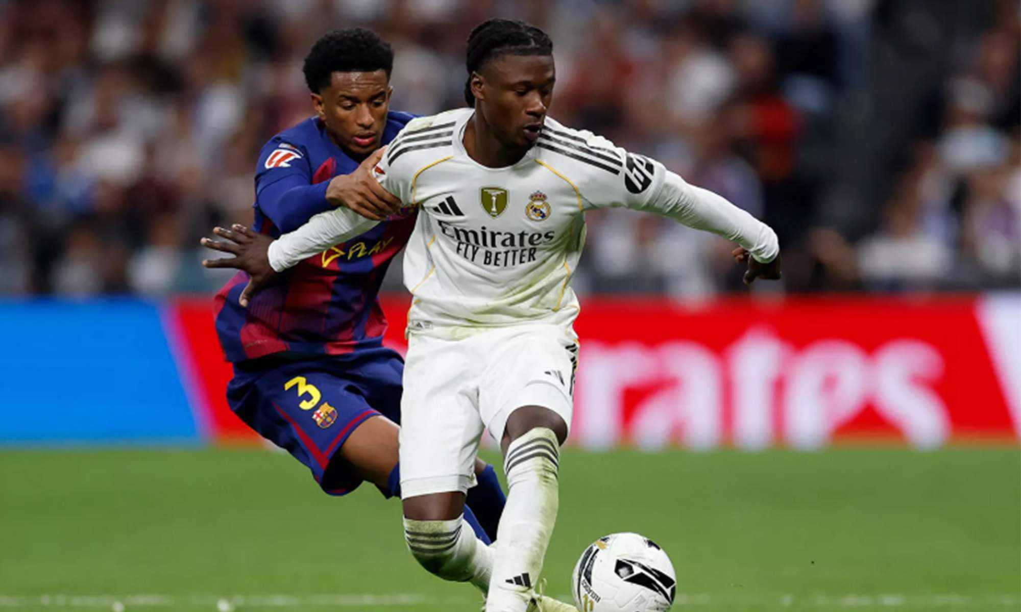 Eduardo Camavinga jugando contra el Barcelona en el Clásico.