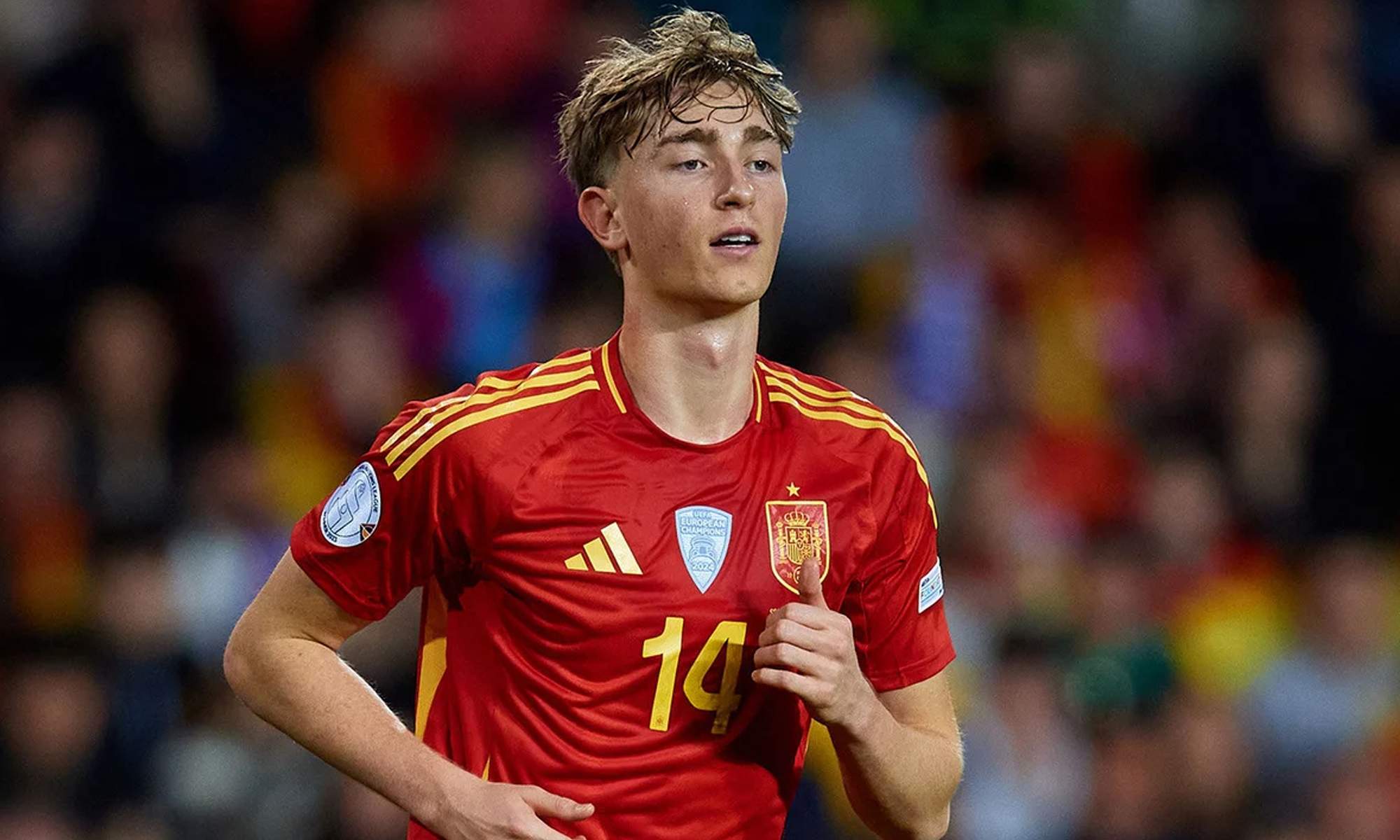 Dean Huijsen jugando un partido con la Selección Española. 