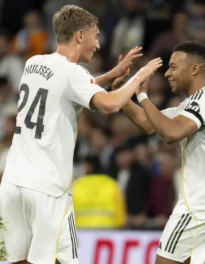Dean Huijsen celebrando un gol con Kylian Mbappé. Dean Huijsen celebrando un gol con Kylian Mbappé.