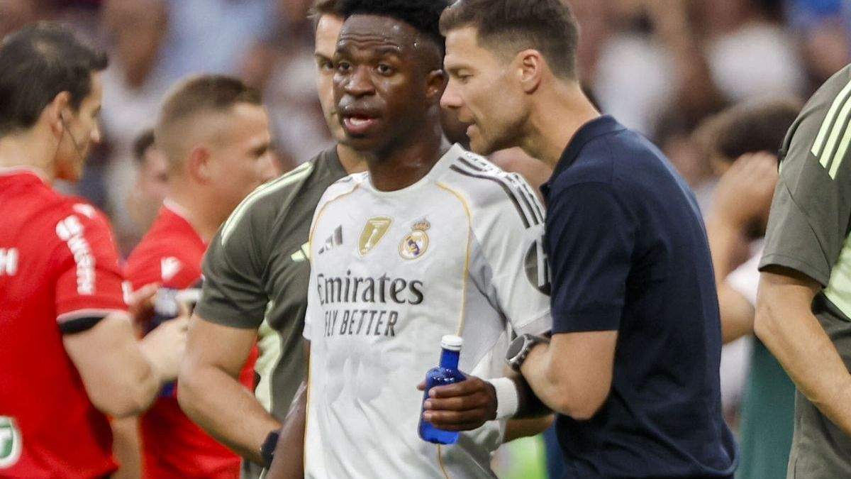 Vinícius Júnior discutiendo con Xabi Alonso. Vinícius Júnior discutiendo con Xabi Alonso.