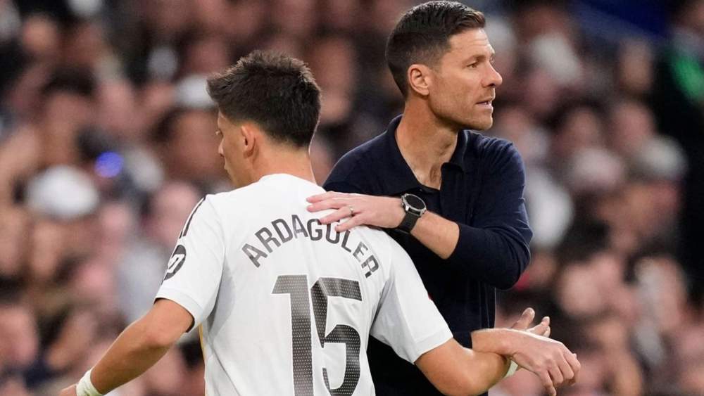 Xabi Alonso y Arda Güler, abrazándose, en un partido de esta campaña del Real Madrid. Xabi Alonso y Arda Güler, abrazándose, en un partido de esta campaña del Real Madrid.
