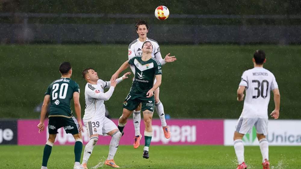 Joan Martínez se eleva para controlar un balón en el aire, en el partido de esta tarde ante el Cacereño en el Alfredo Di Stéfano. Joan Martínez se eleva para controlar un balón en el aire, en el partido de esta tarde ante el Cacereño en el Alfredo Di Stéfano.