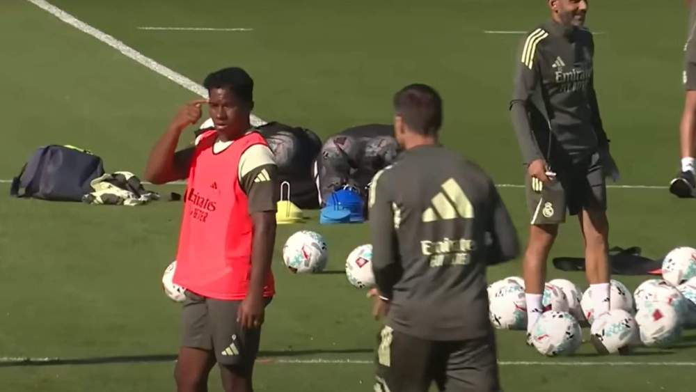 Endrick Felipe, con Xabi Alonso, durante un entrenamiento durante este verano con el Real Madrid. Endrick Felipe, con Xabi Alonso, durante un entrenamiento durante este verano con el Real Madrid.