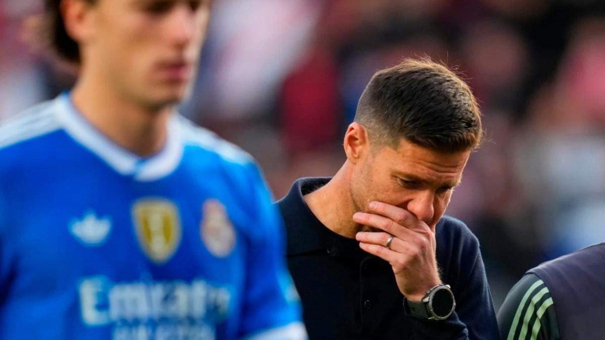 Xabi Alonso pensativo en un partido del Real Madrid. Xabi Alonso pensativo en un partido del Real Madrid.