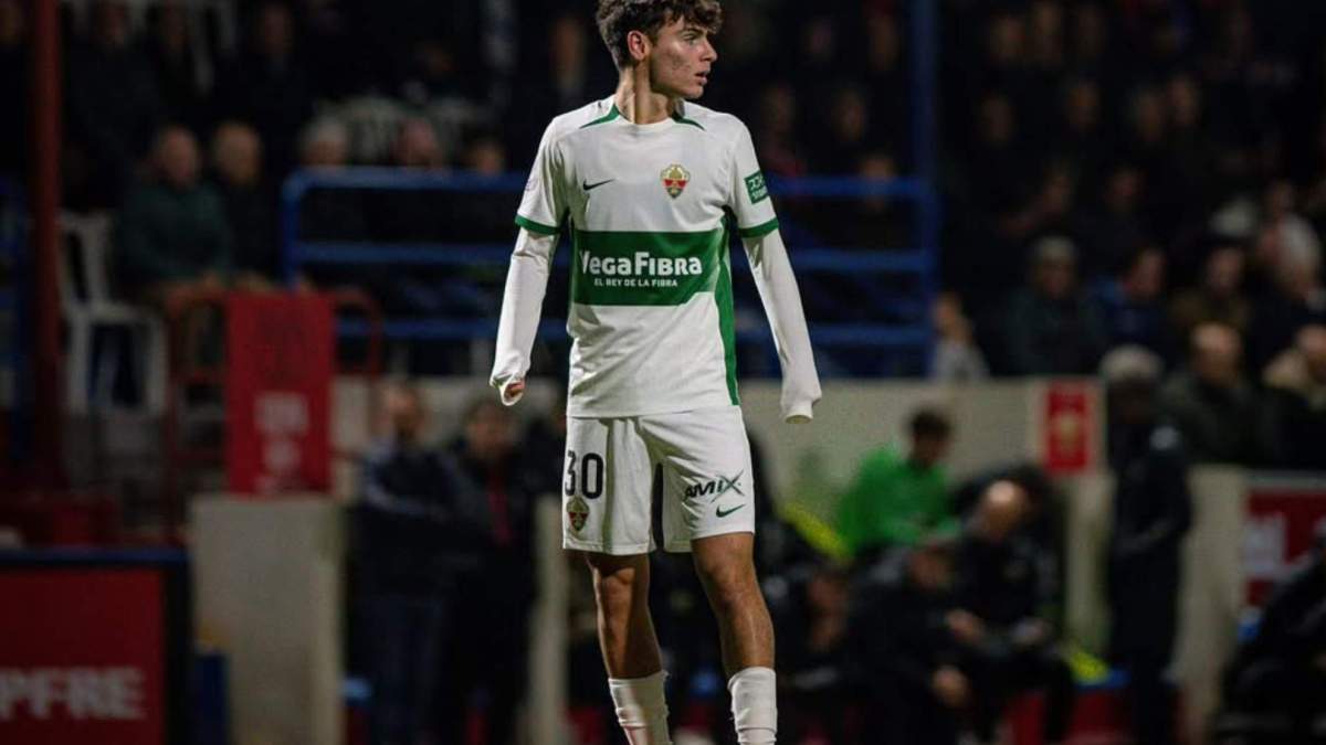 Rodrigo Mendoza jugando un partido con el Elche. Rodrigo Mendoza jugando un partido con el Elche.
