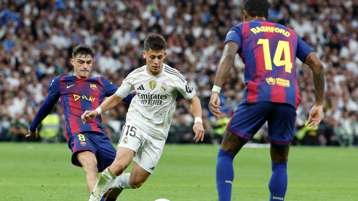 Arda Güler jugando contra el Barcelona en el Clásico.