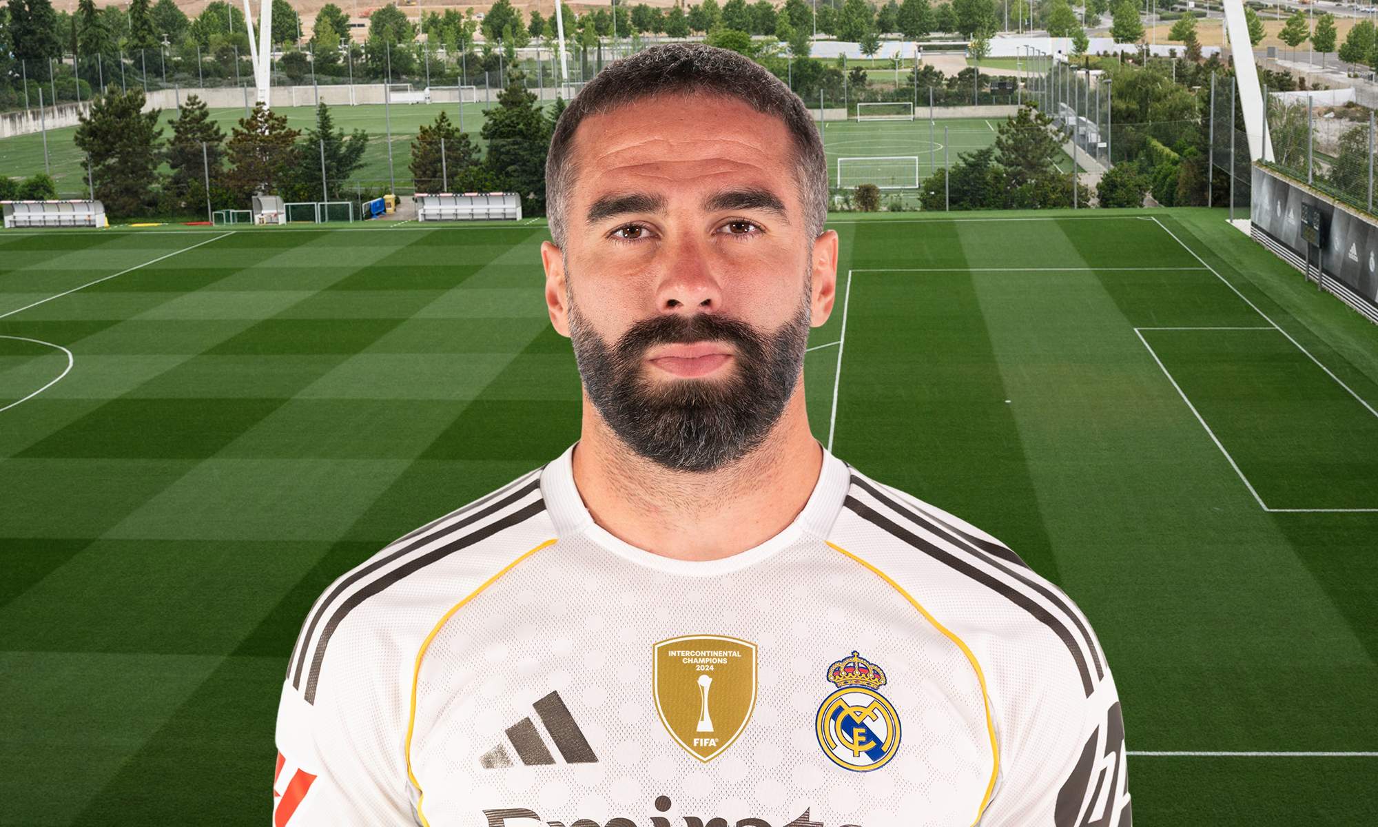 Dani Carvajal con la camiseta del Real Madrid y Valdebebas.