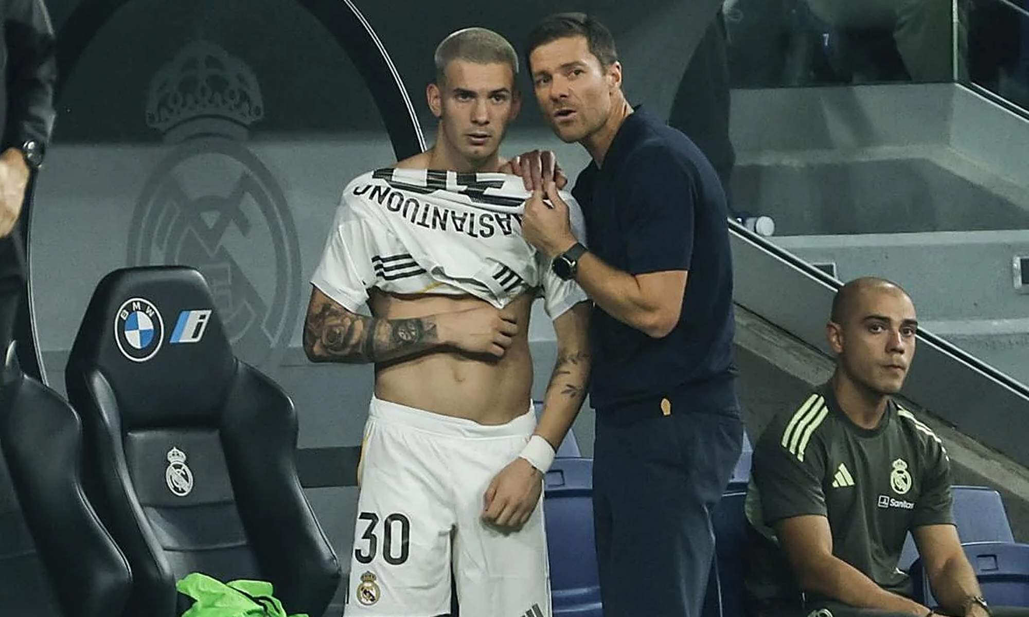 Xabi Alonso y Franco Mastantuono en un partido del Real Madrid.