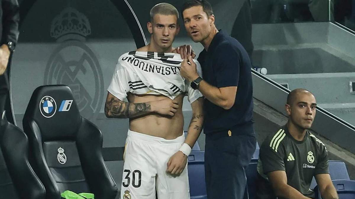 Xabi Alonso y Franco Mastantuono en un partido del Real Madrid.